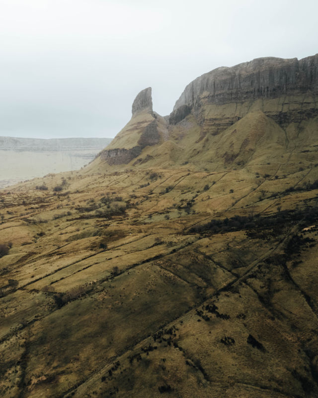 Et je commence à vous partager le dernier roadtrip en Irlande avec Eagle's Rock... Un pic de 330 mètres de haut, l'une des formations rocheuses les plus incroyables d'Irlande.​​​​​​​​
​​​​​​​​
#wildatlanticway #leclubmarceau #partageducoq #frenchvisuals #valochephoto #visualxploring #wildatlanticway #ireland #irlande.passion #tourismireland #ireland.travelers 
#ireland_travel #ireland_passion #visit_ireland_ 
#ireland.explorer #stayandwander #earthoutdoors #roamtocreate #adventureinspired #artofvisuals #wonderoftheworld #weroamabroad