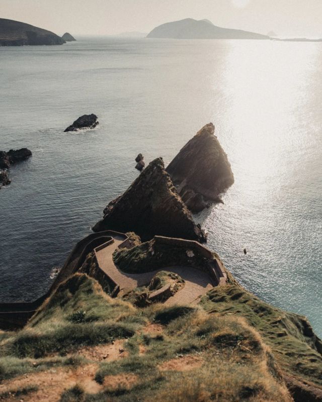 Dunquin Pier, one of the famoust irish spot in the Dingle Peninsula ! Deffinitly worst the stop for seeing seals !
.
.
.
.
.
 #auvergnerhonealpestourisme #rhonealpestourisme #exploreauvergnerhonealpes #alpesfrancaises #alpes #frenchalps #leclubmarceau #partageducoq #frenchvisuals #valochephoto #visualxploring #stayandwander #earthoutdoors #roamtocreate #adventureinspired #artofvisuals #wonderoftheworld #weroamabroad #ipreview via @preview.app