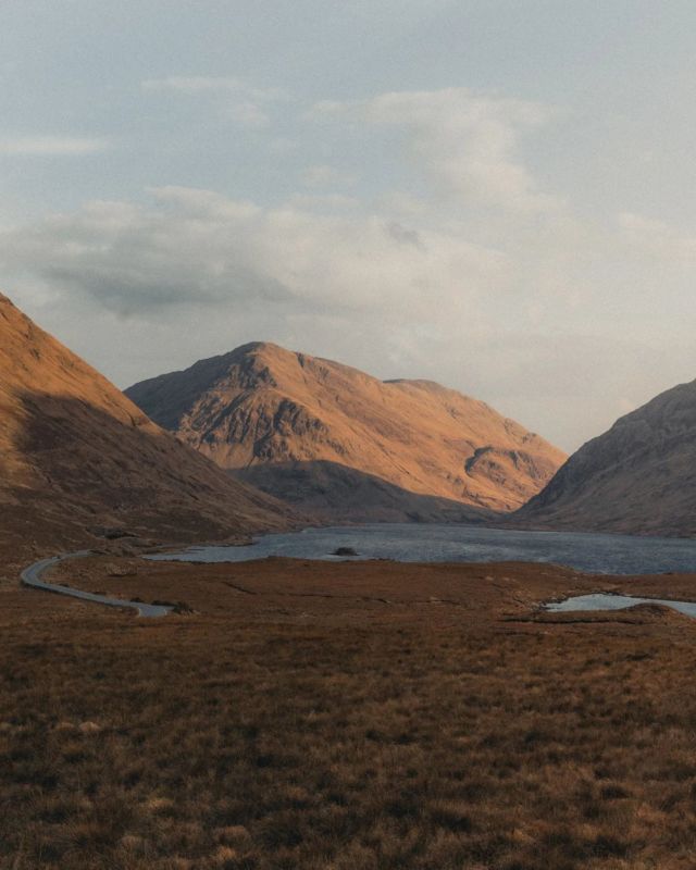 Doolought Valley... a beautiful beautiful landscape view at the gate of the connemara park ! A place full of history !
.
.
.
.
 #stayandwander #earthoutdoors #roamtocreate #adventureinspired #artofvisuals #wonderoftheworld #weroamabroad #leclubmarceau #partageducoq #frenchvisuals #valochephoto #visualxploring #wildatlanticway #wildatlanticway #ireland #irlande #tourismireland #ireland #ireland_travel #ireland_passion #visit_ireland_ #ireland #ipreview via @preview.app