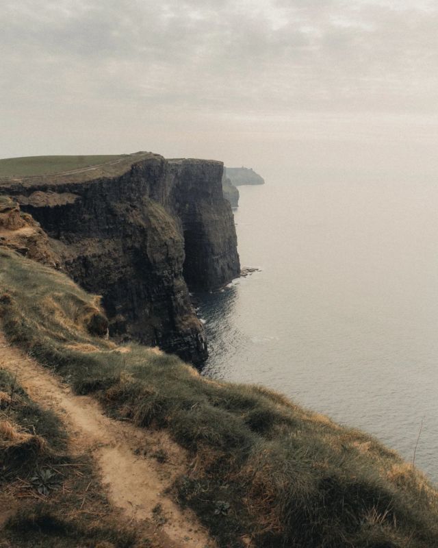 The majestic Cliff of Moher, county Clare...
214 m high, 8 km long, really impressive !
.
.
.
.
.
 #wildatlanticway #wildatlanticway #ireland #irlande #tourismireland #ireland #ireland_travel #ireland_passion #visit_ireland_ #ireland #leclubmarceau #partageducoq #frenchvisuals #valochephoto #visualxploring #stayandwander #earthoutdoors #roamtocreate #adventureinspired #artofvisuals #wonderoftheworld #weroamabroad #ipreview via @preview.app